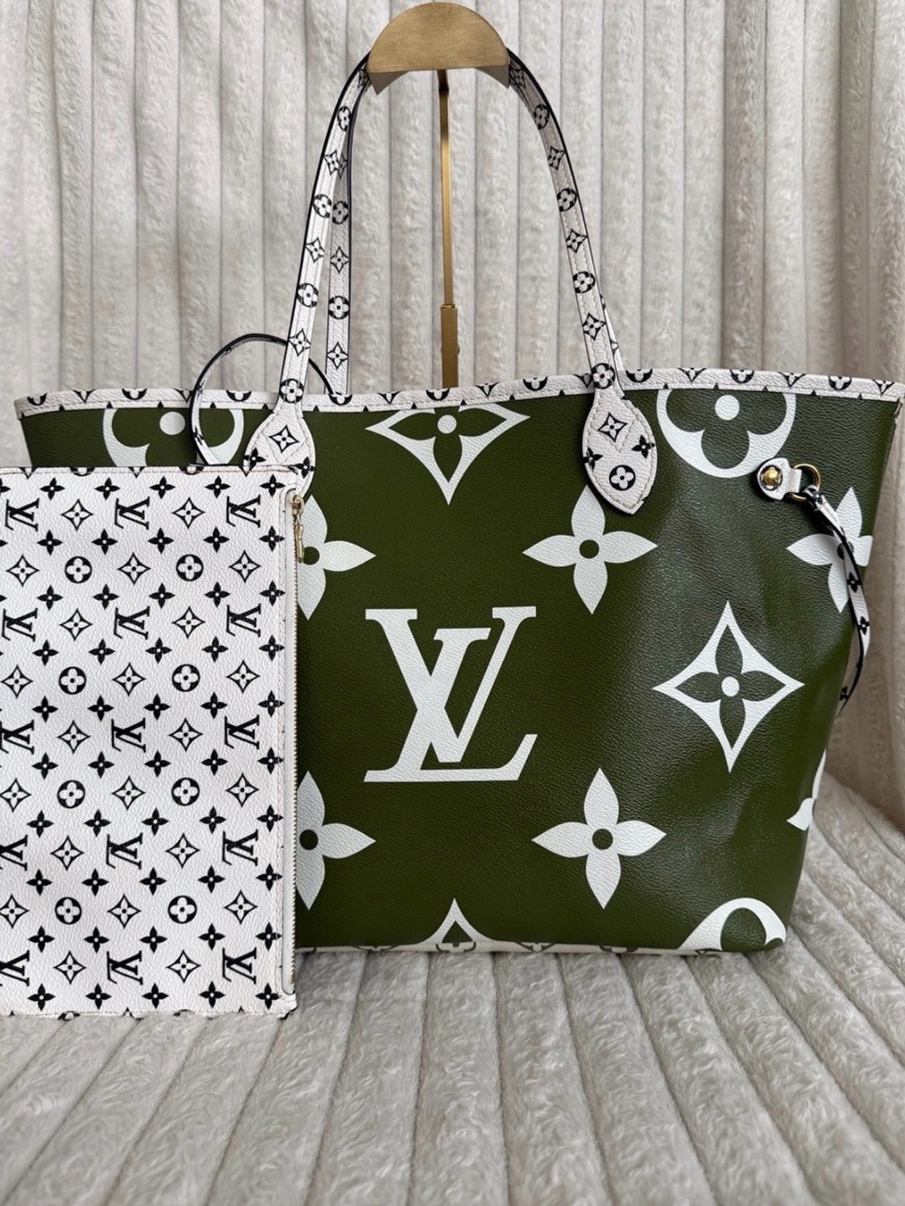 Louis Vuitton Olive Green and White Monogram Large Tote with White Pouch - Picture 10 of 15